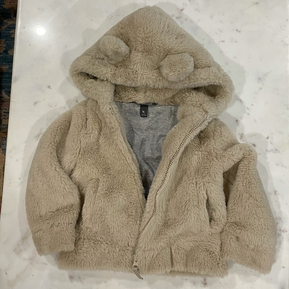 Super soft and fuzzy bear hood coat. So adorable size 3t